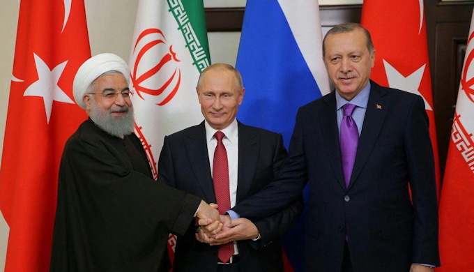 ロシアのプーチン大統領、トルコのエルドアン大統領、イランのロウハニ大統領（ロシアのソチにて）