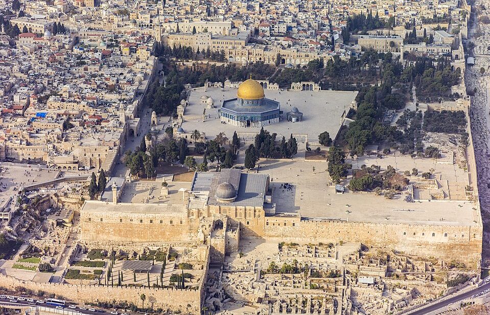 エルサレムの神殿の丘。手前（南）側にある長方形の建物がアル・アクサ・モスク