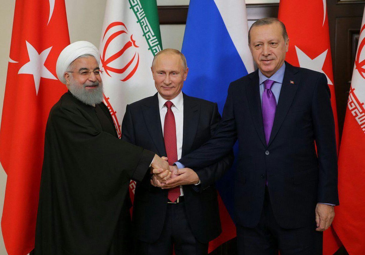 ロシアのプーチン大統領、トルコのエルドアン大統領、イランのロウハニ大統領（ロシアのソチにて）
